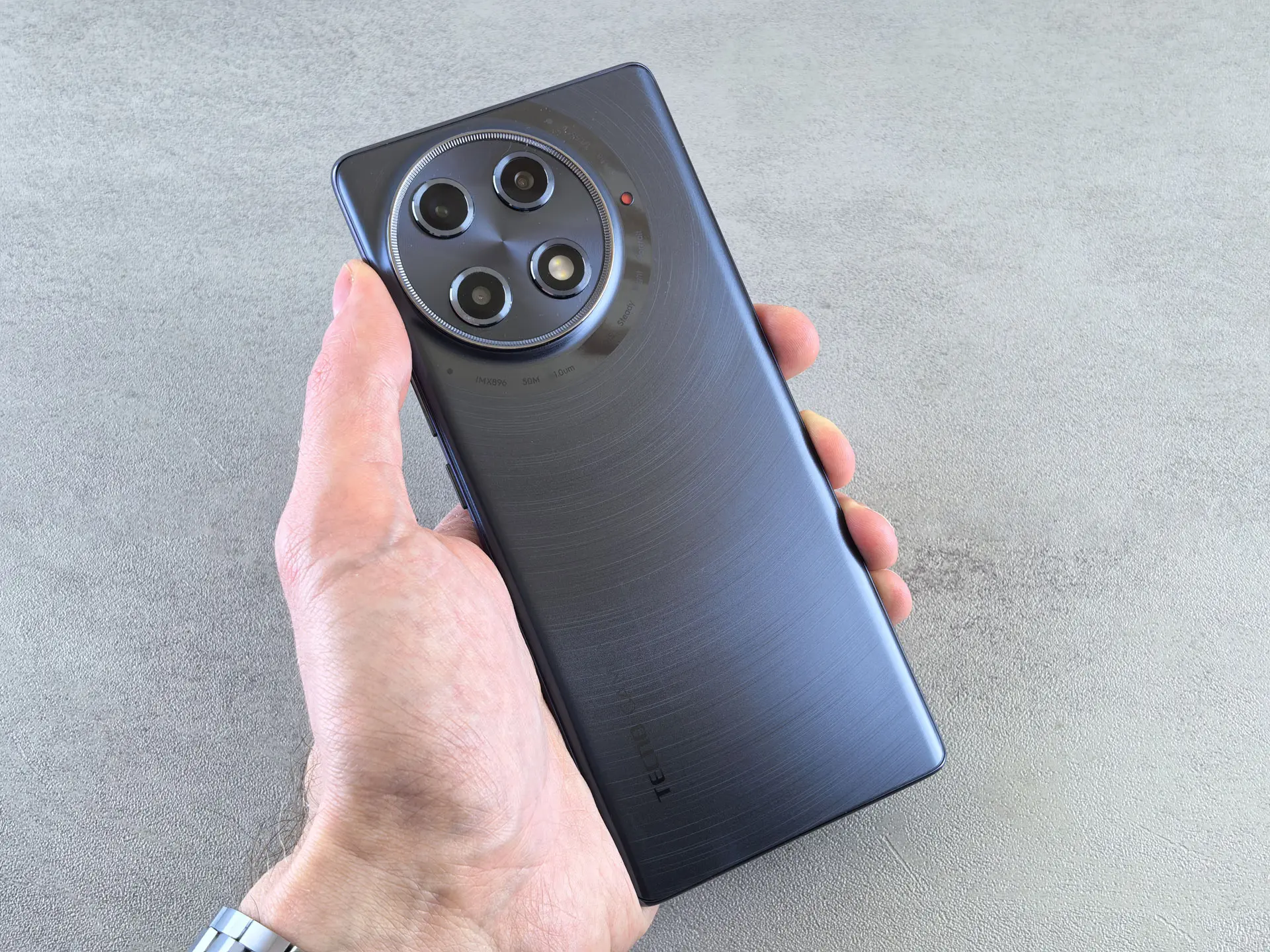 Световой индикатор на корпусе смартфона TECNO