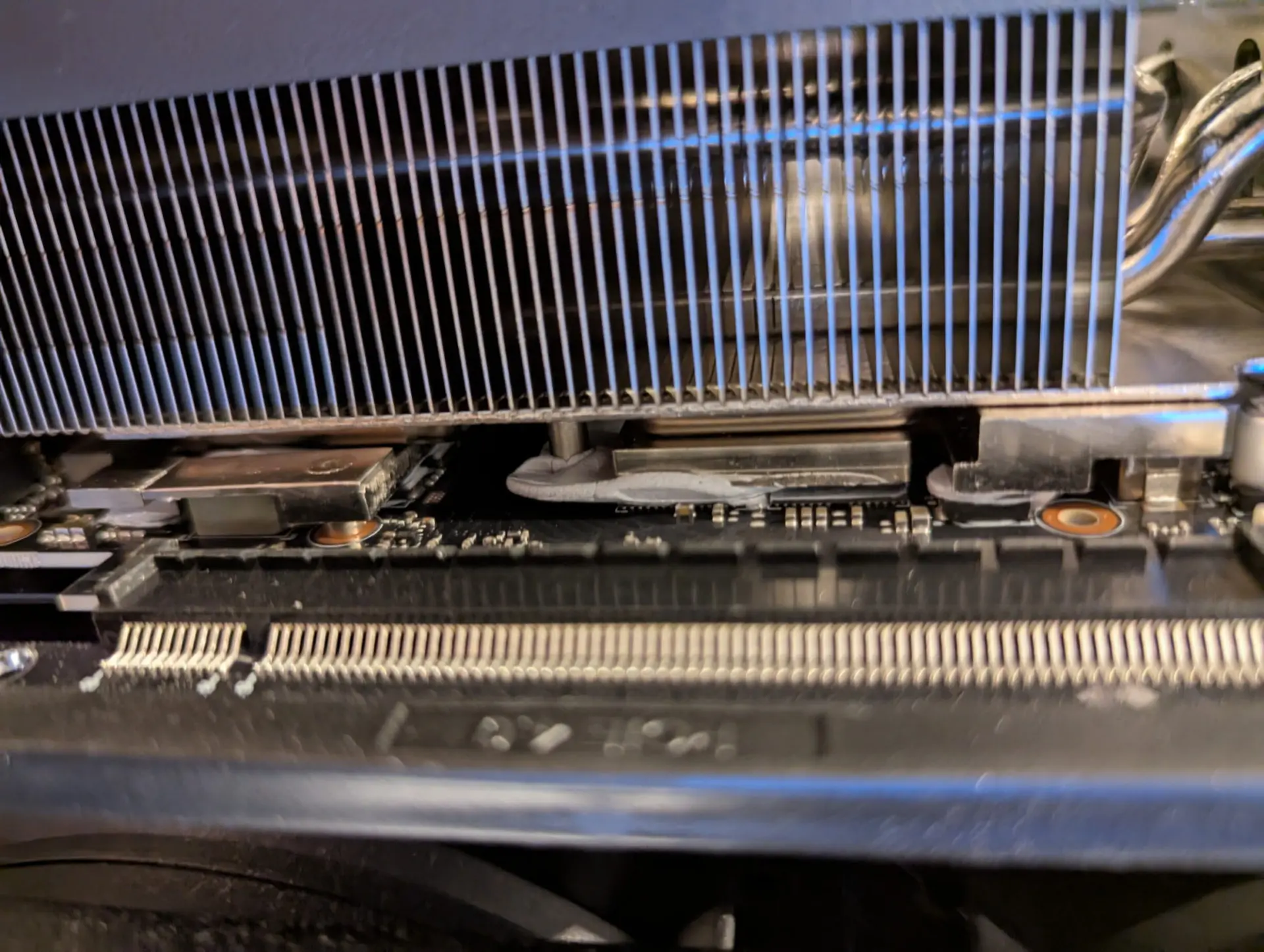 Видеокарты GIGABYTE RTX 50 с проблемой: термогель течёт, пользователи жалуются на качество