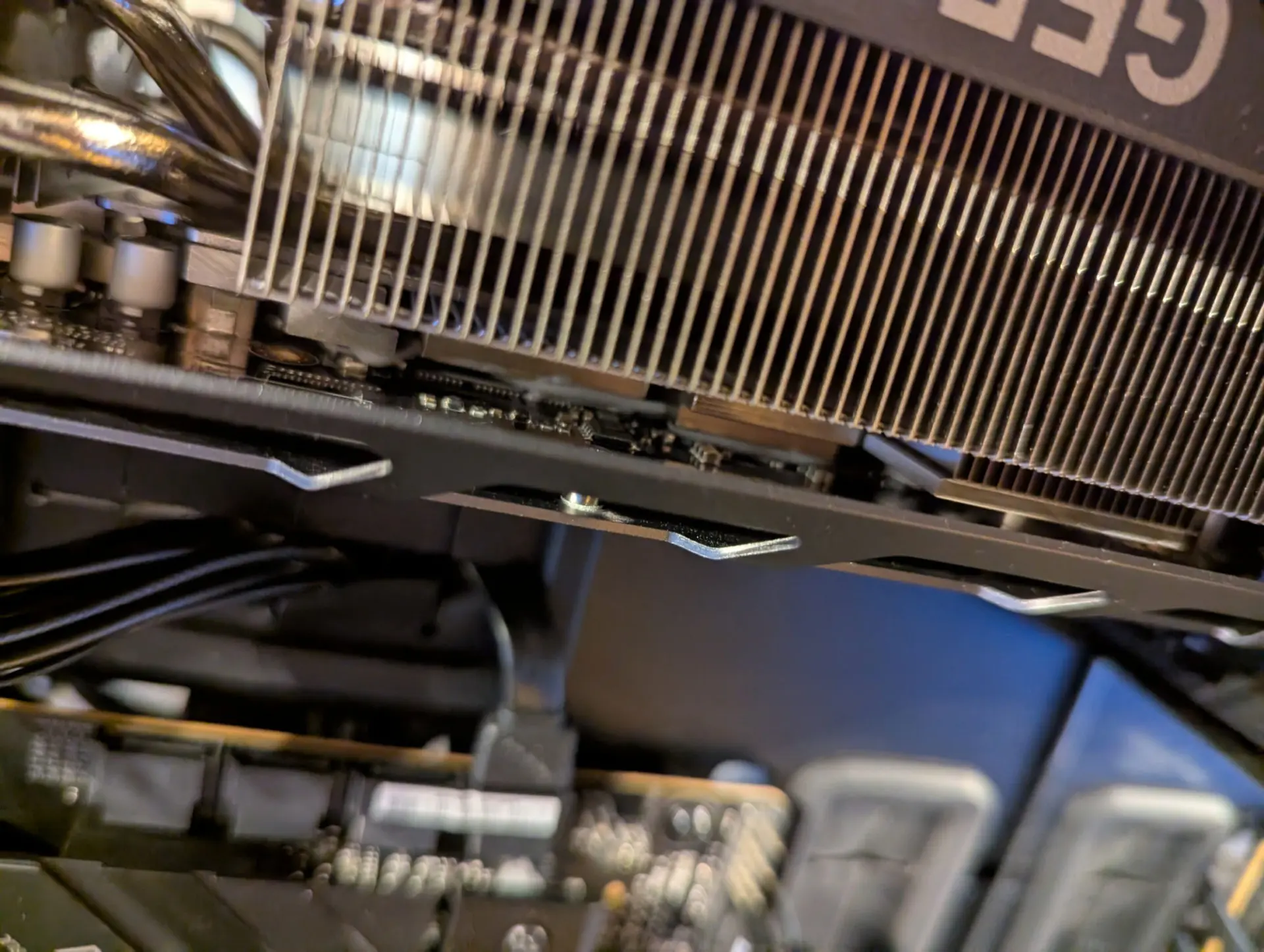 Проблемы с термогелем у видеокарт GIGABYTE RTX 50: почему он стекает при вертикальной установке