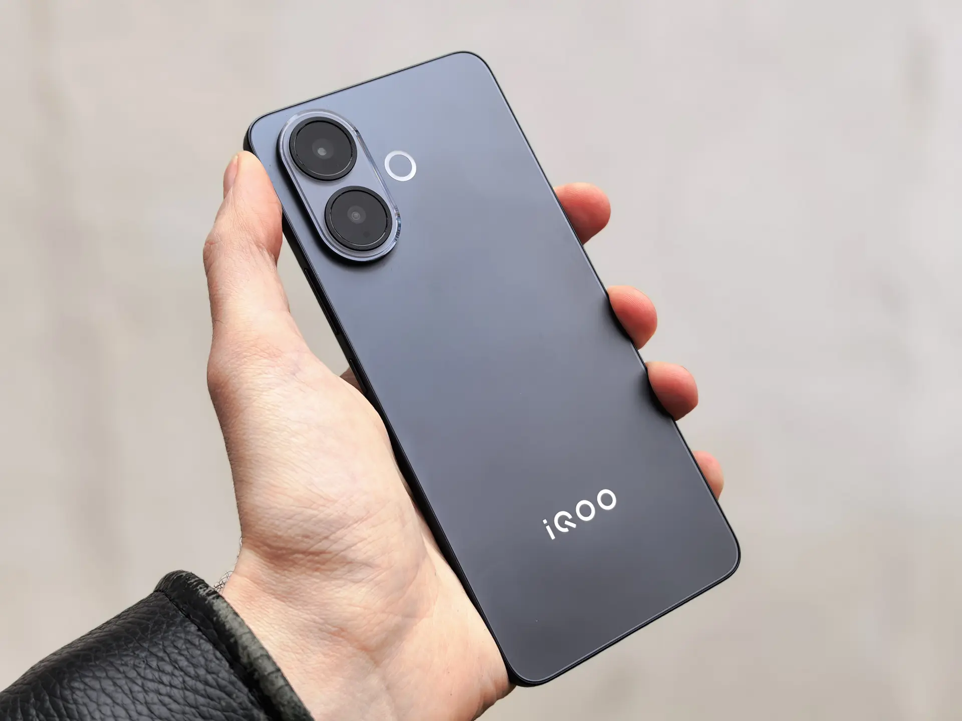 Обзор iQOO Z10R: смартфона с емкой батареей, крепким стеклом и хорошей селфи-камерой