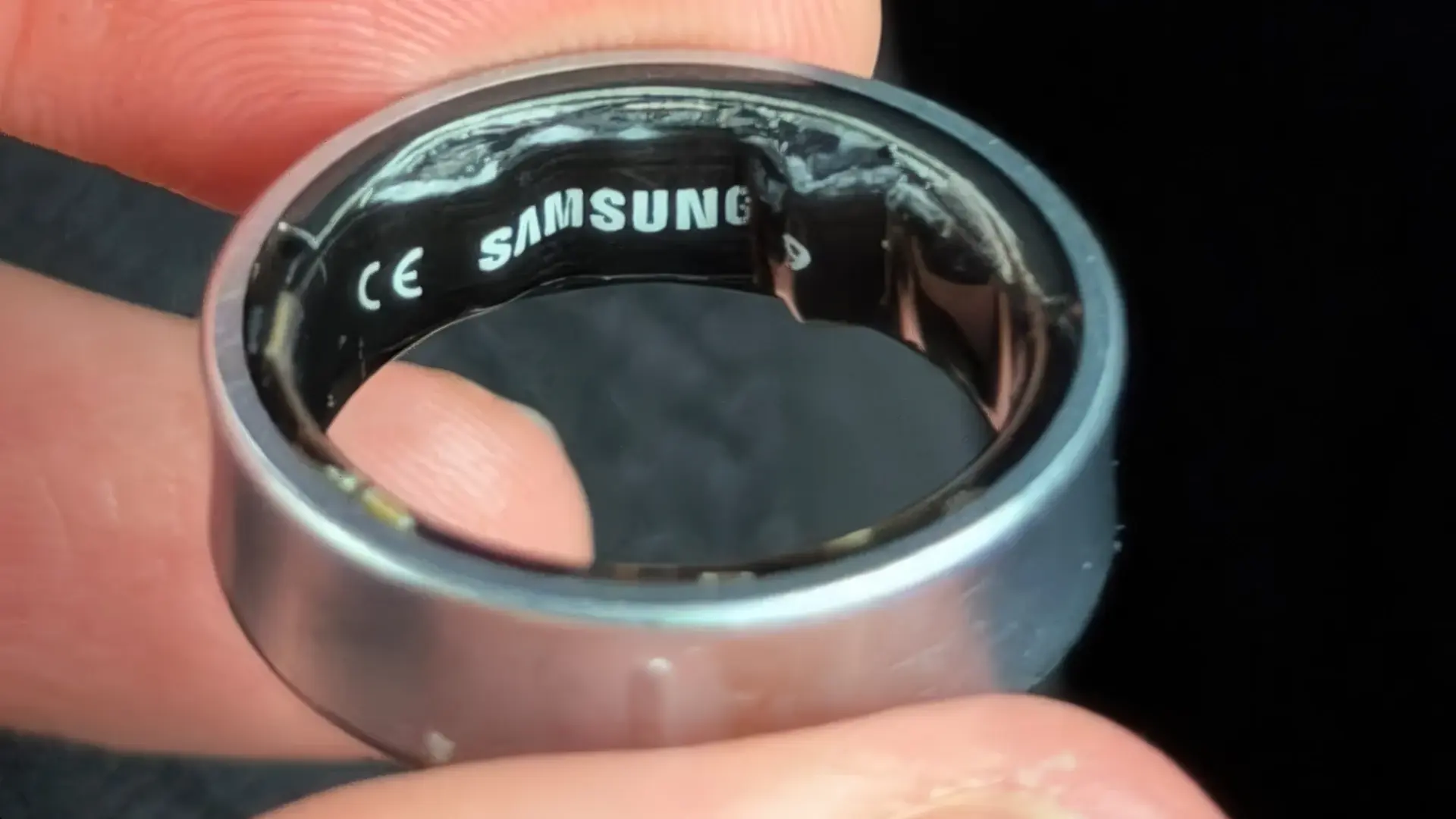 Вздулся аккумулятор Samsung Galaxy Ring: что делать, если кольцо застряло на пальце, и опасно ли это?