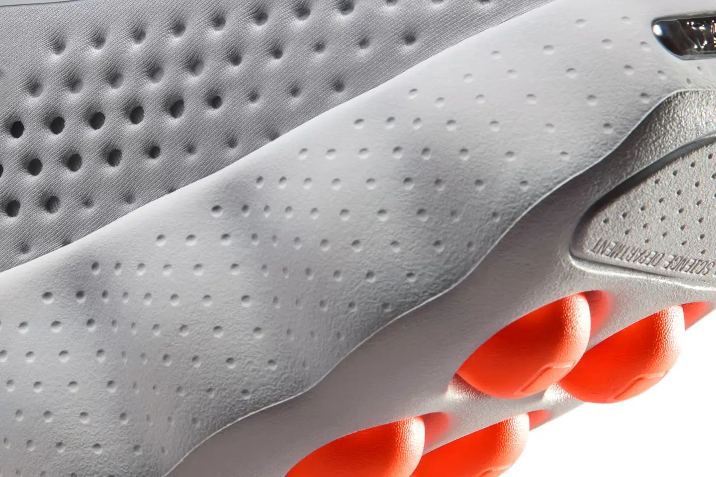 Nike Mind 002: кроссовки, которые «массируют» мозг через стопы. Разбираемся в технологии