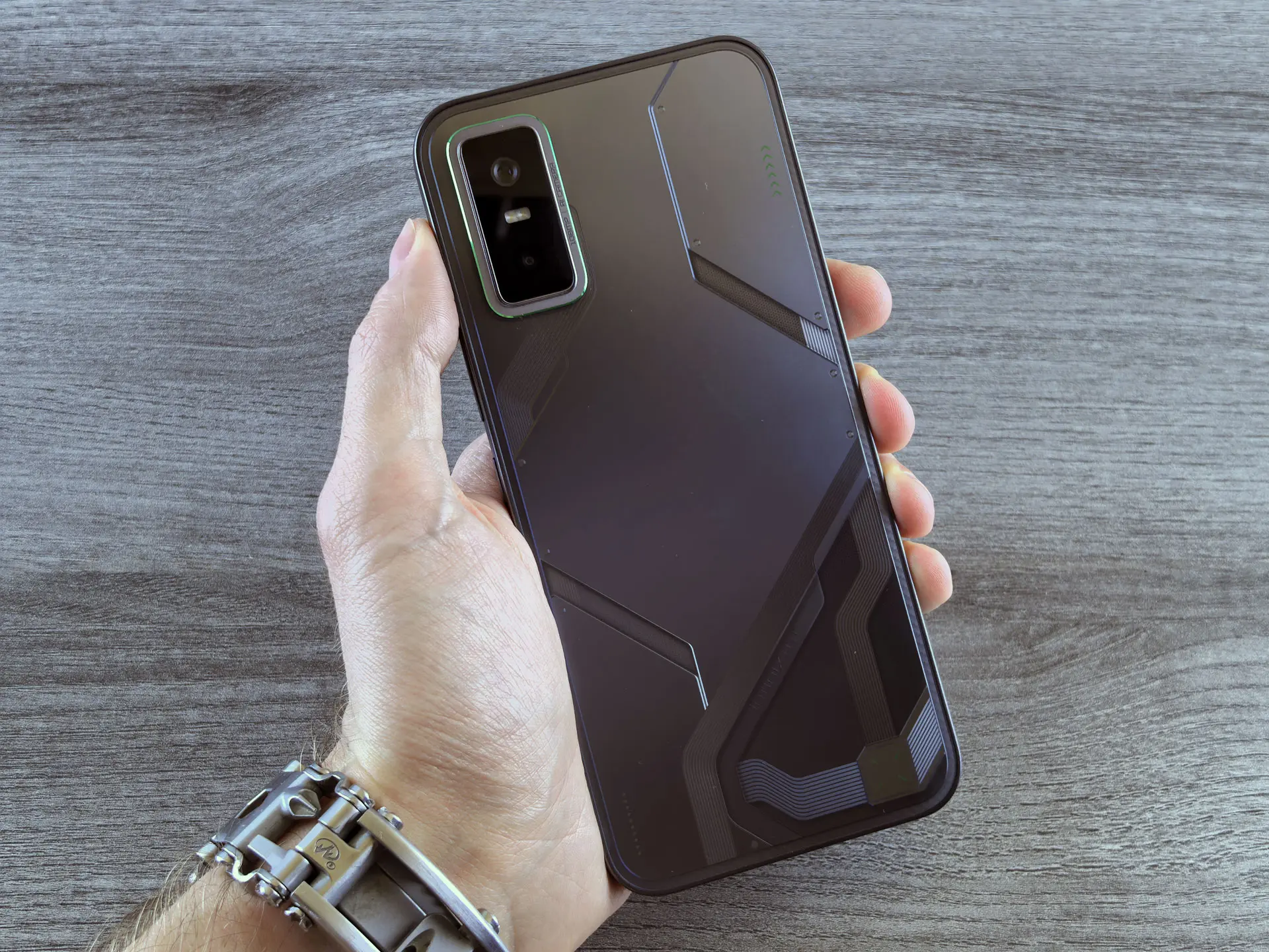 Обзор Infinix GT 30 Pro: игрового смартфона с подсветкой и кнопками- триггерами