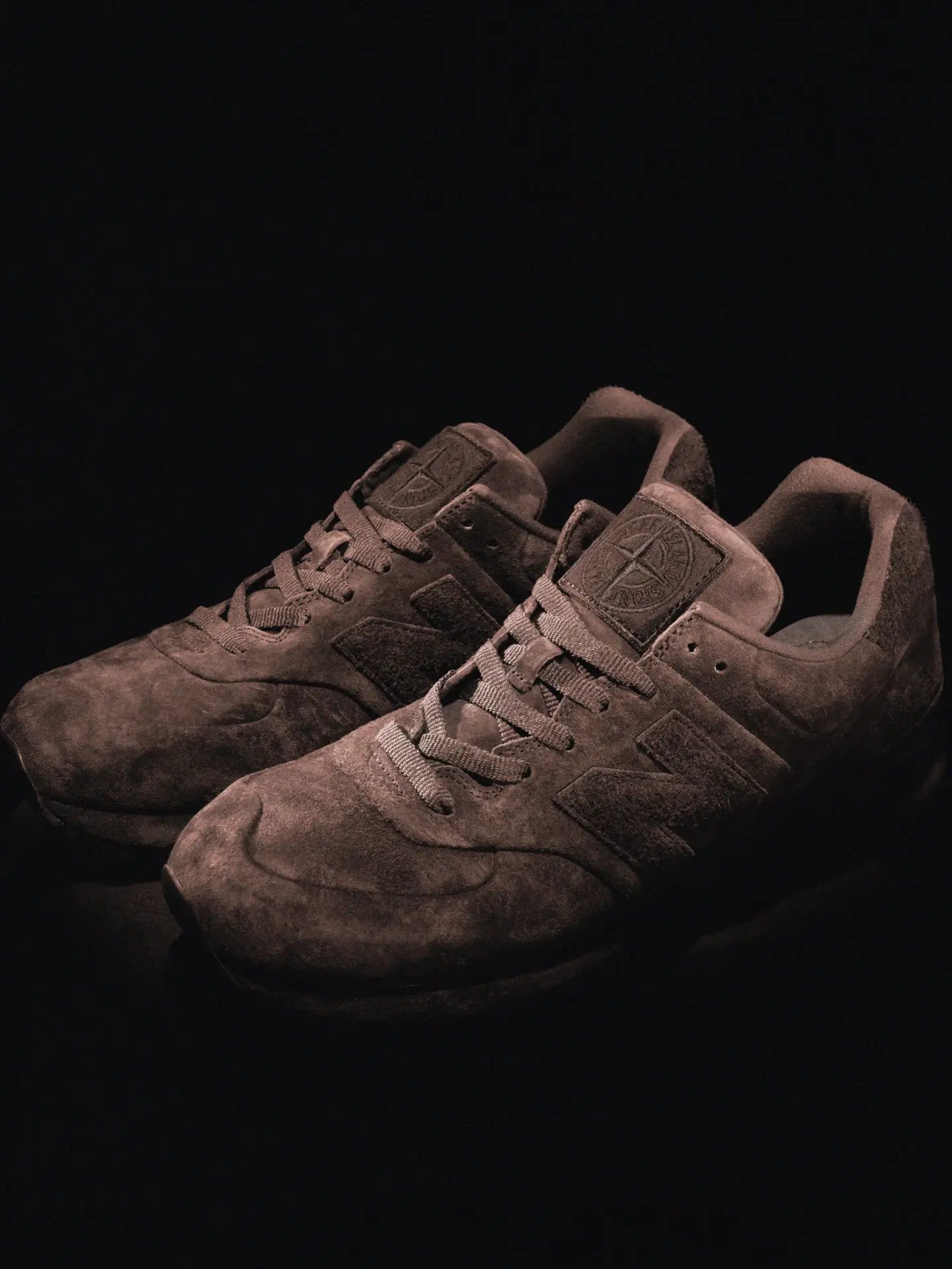Монохромная замша и эксклюзивный доступ: всё о новой коллаборации Stone Island и New Balance 574 Ghost