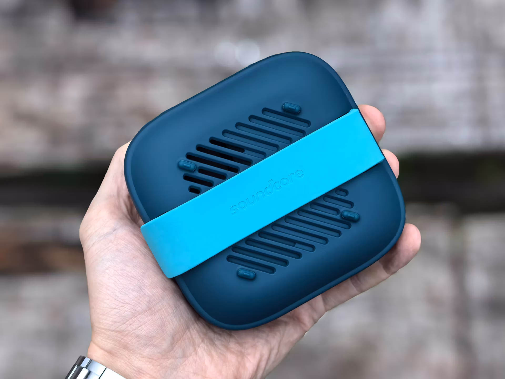 Обзор Soundcore Boom Go 3i: компактной, но громкой колонки с сутками автономности и полосатой подсветкой