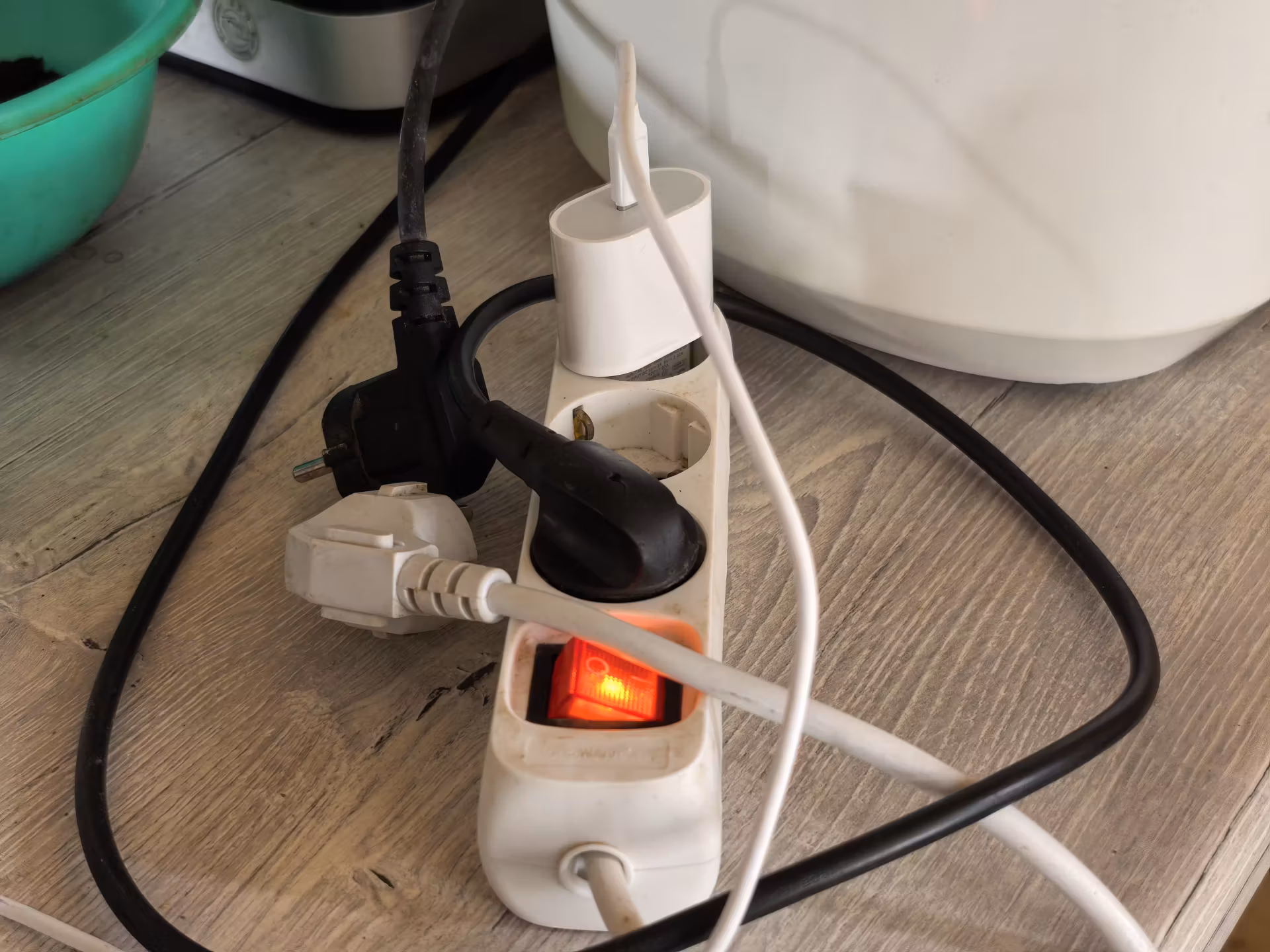 Как выбрать безопасное зарядное устройство для смартфона — тест Роскачества и главные мифы 2026 года