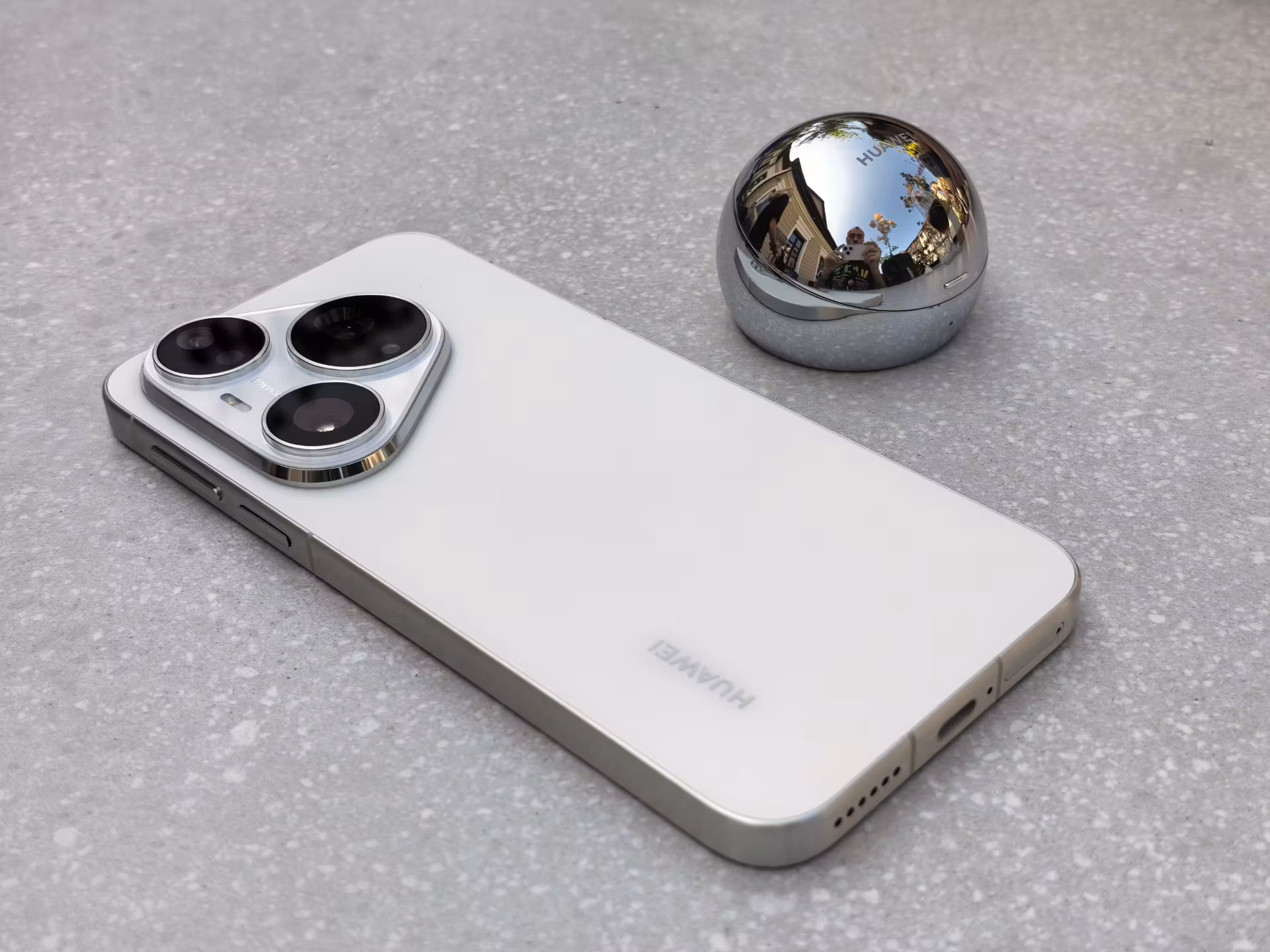 Кейс HUAWEI FreeClip 2S эффектно блестит на солнце, но в кармане ощущается пухлее предшественника