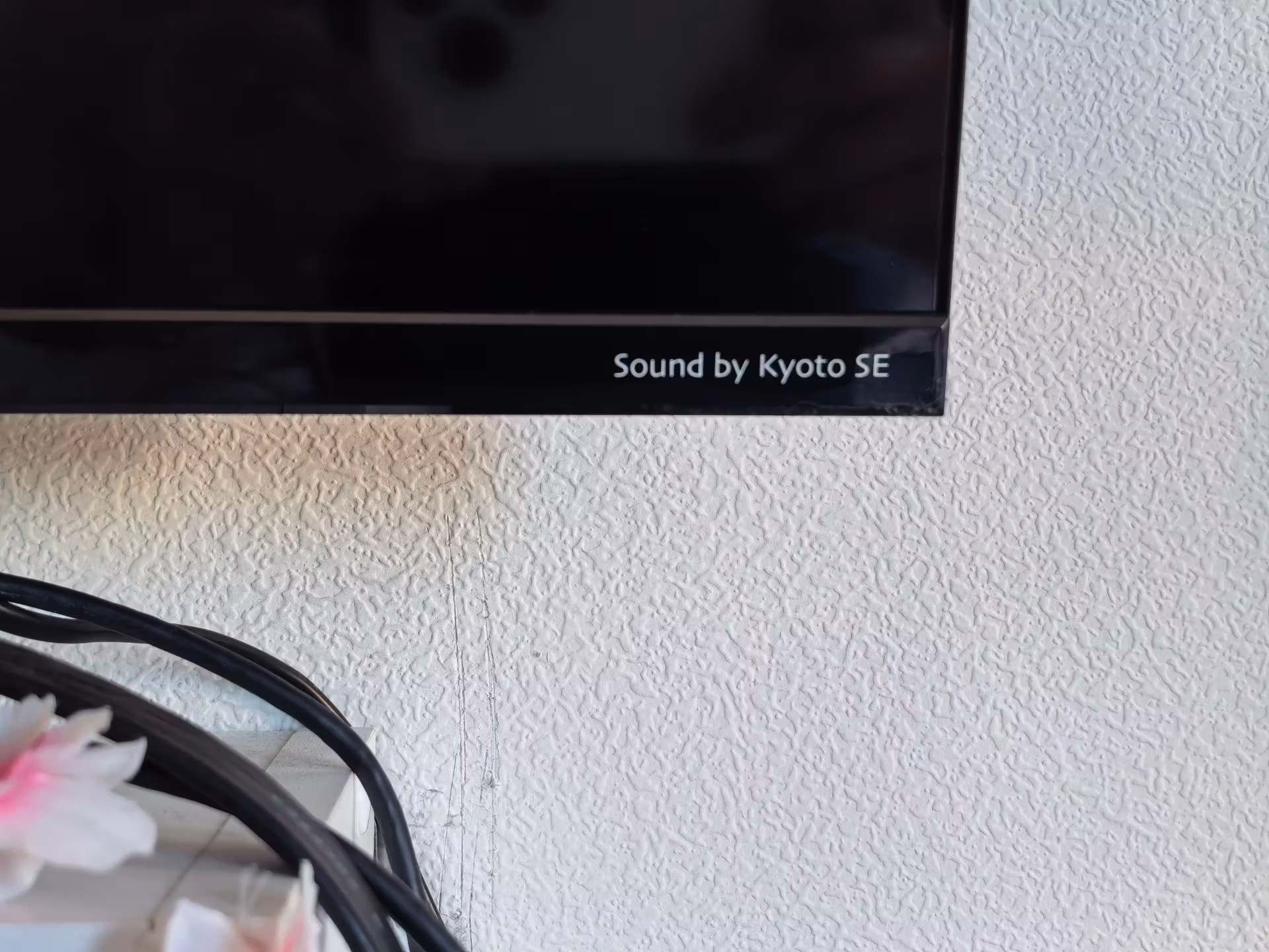 Тонкие боковые рамки и нижняя планка корпуса Quantum 50U6BQ