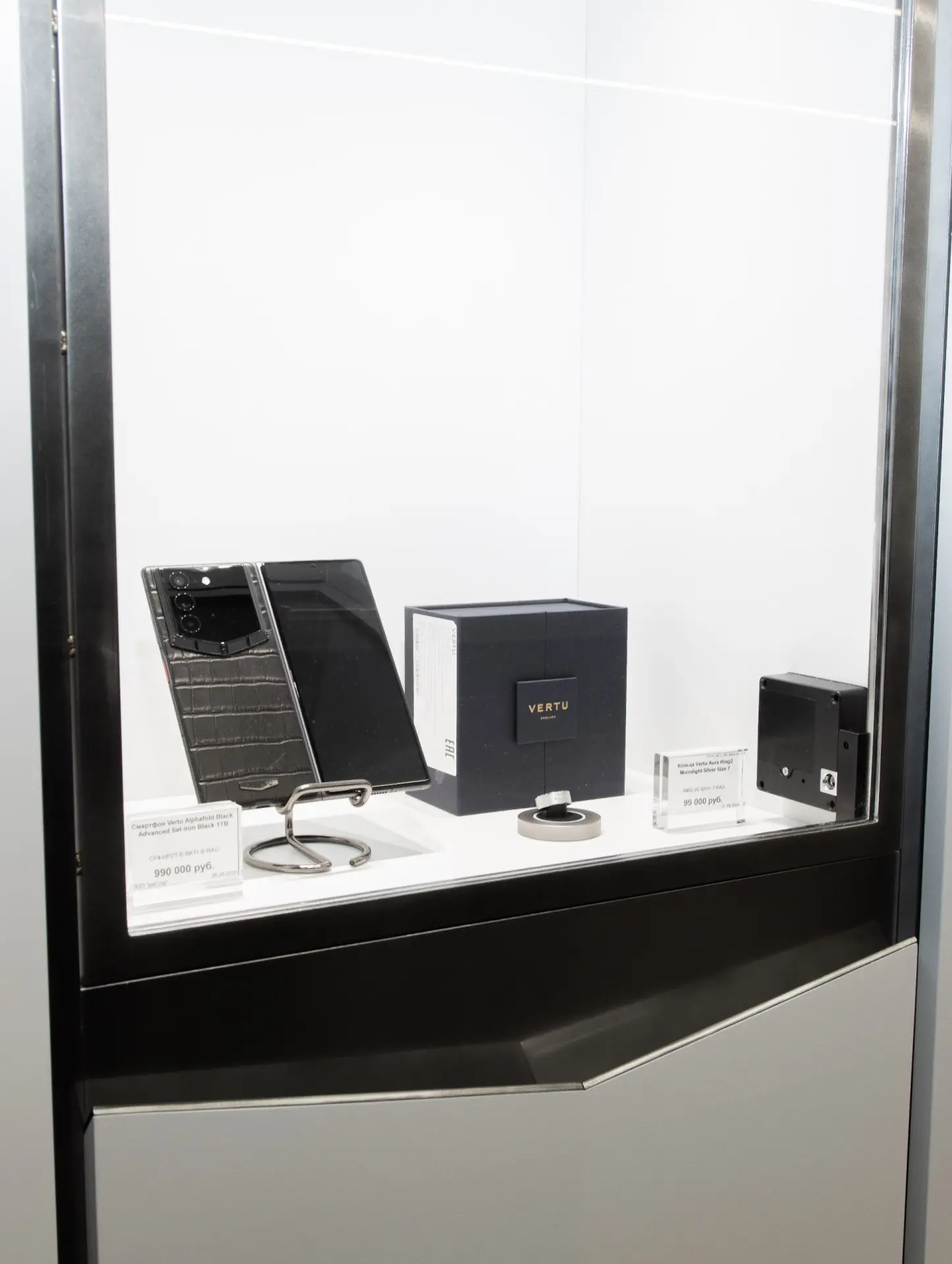 Смартфоны Vertu Agent Q, AlphaFold и MetaVertu 2 появились в продаже в России